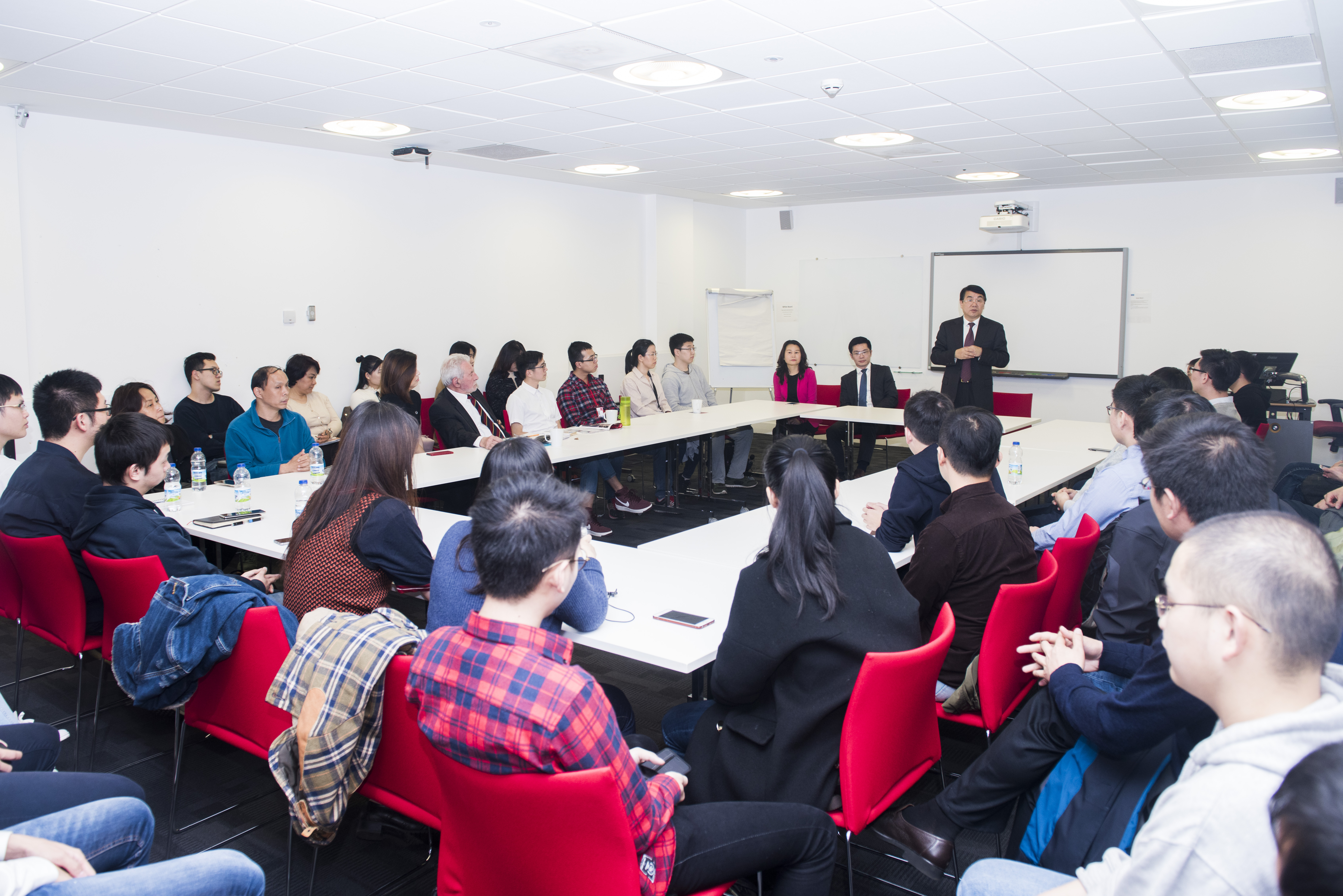 Mr Wang Yongli meets with Chinese students studying at Cardiff University
