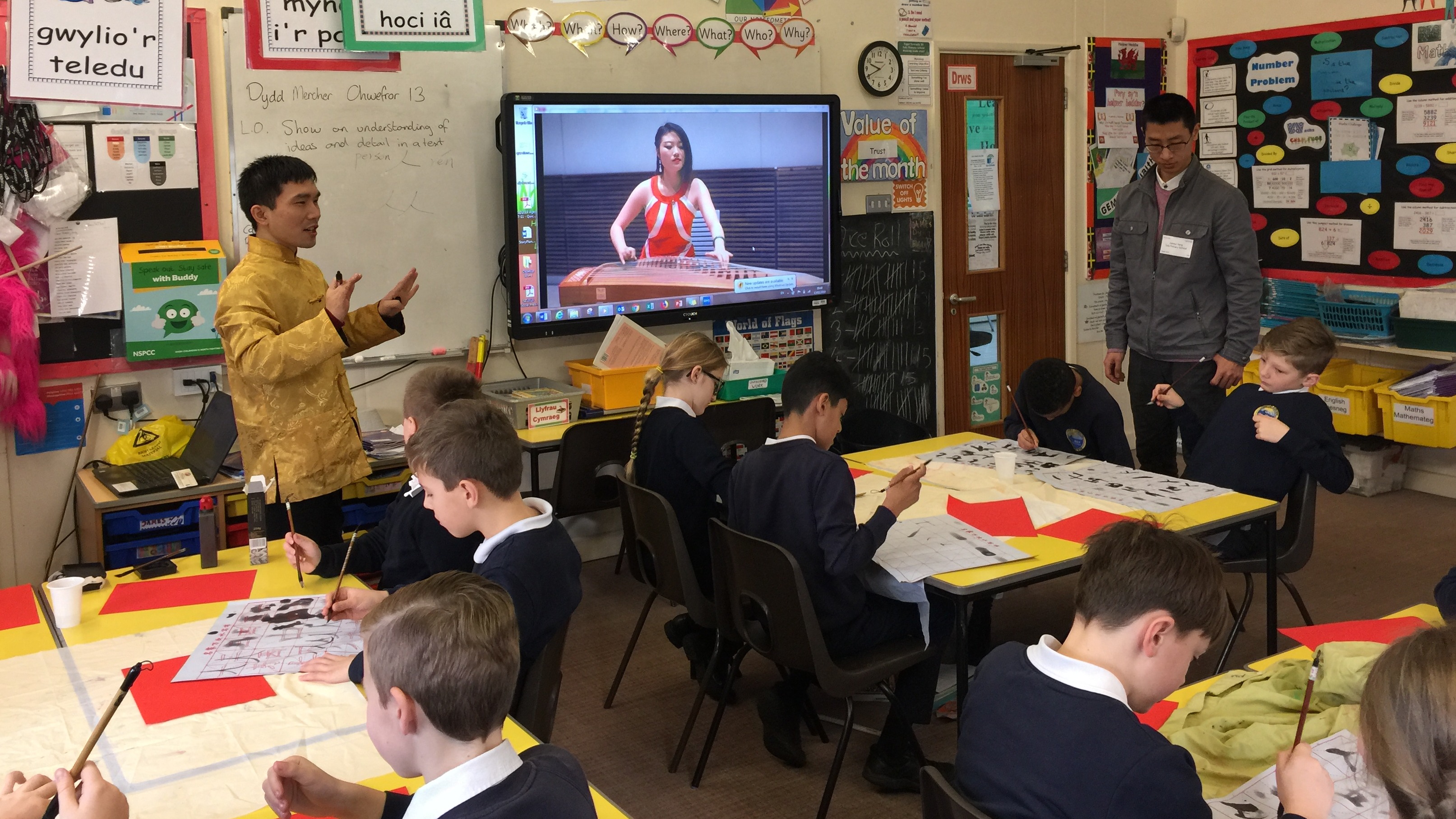 Children learn about traditional Chinese music