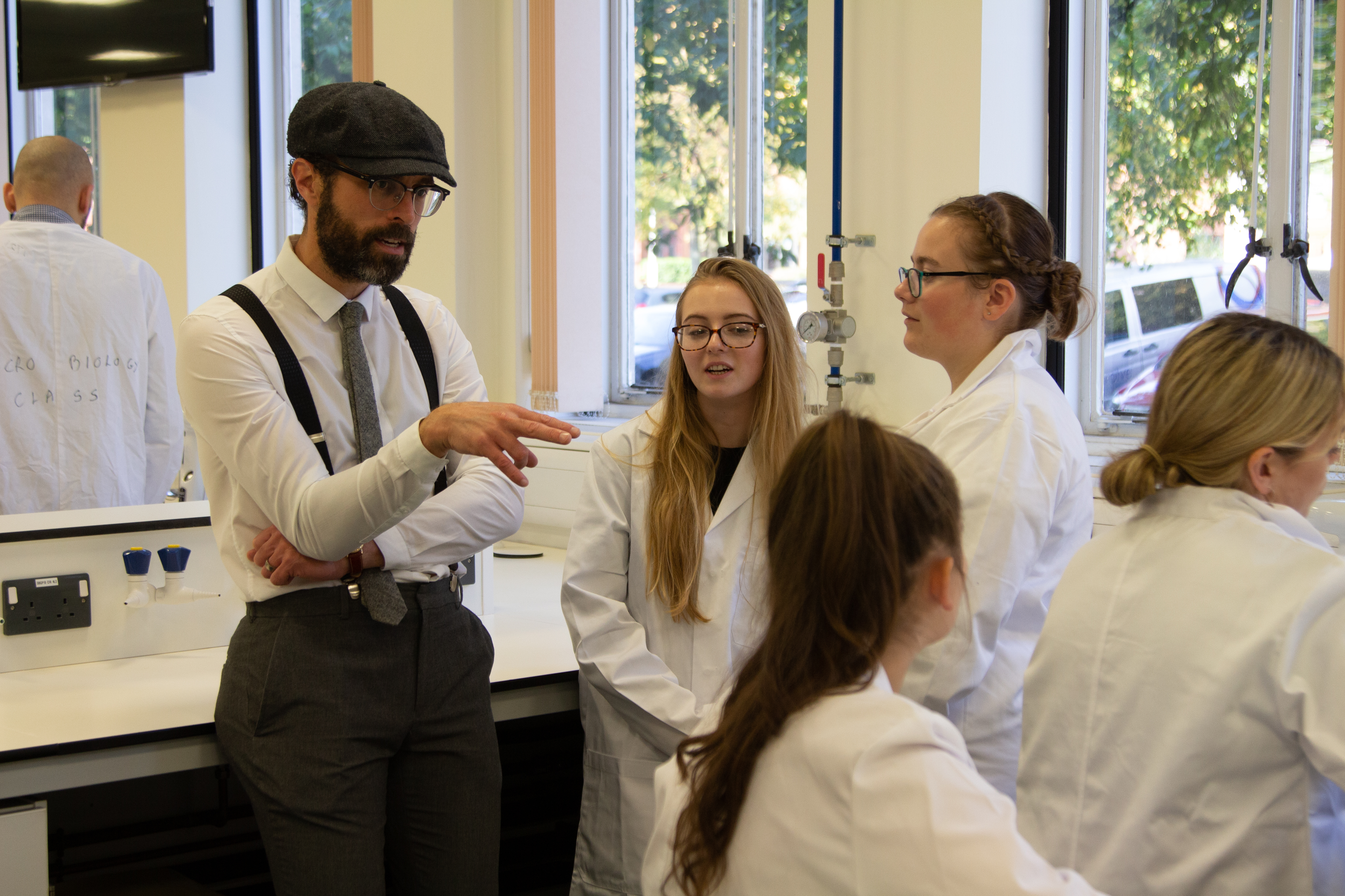 Sion Coulman discussing powder folding with students.