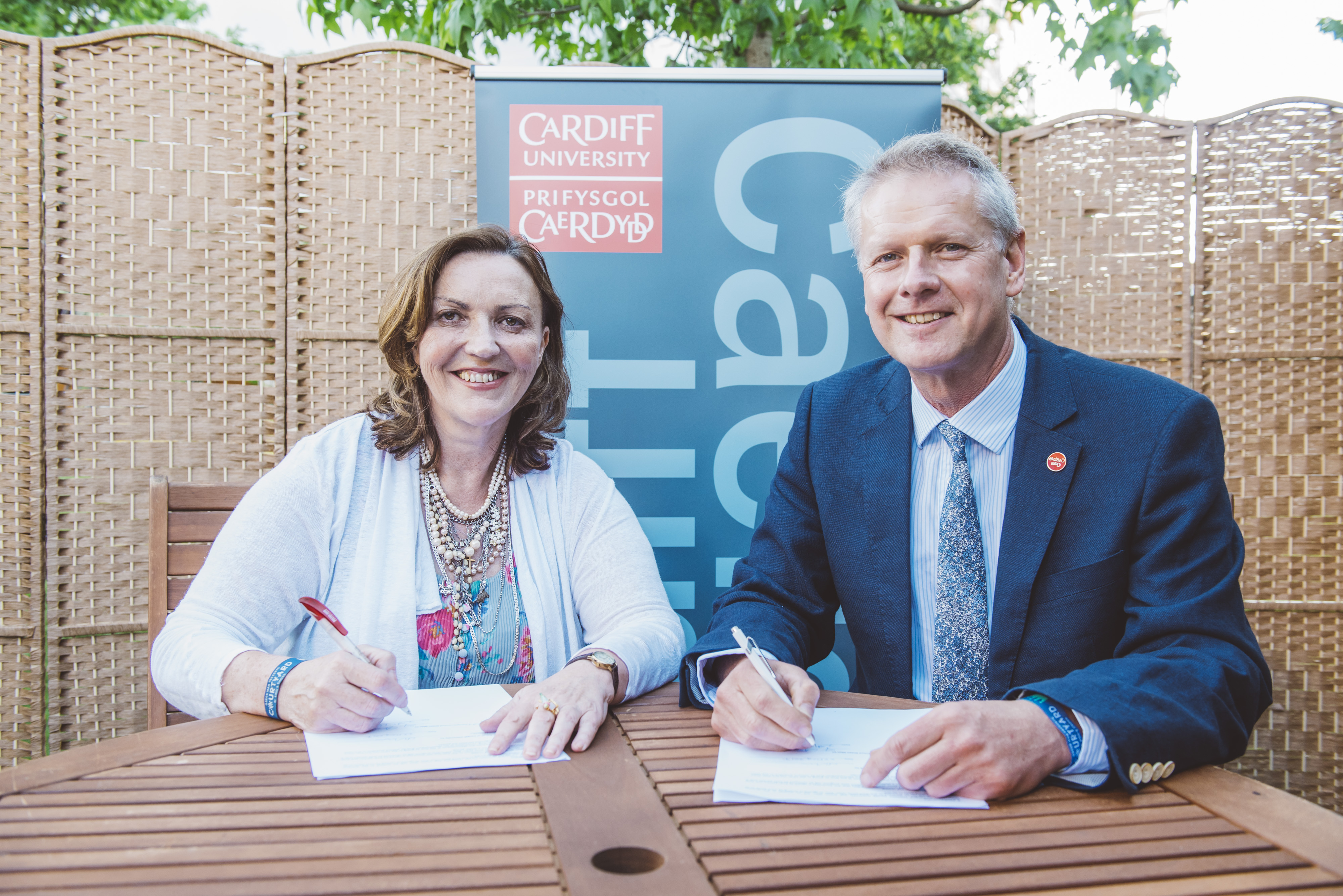 Fiona Stewart and Professor Colin Riordan signing MoU