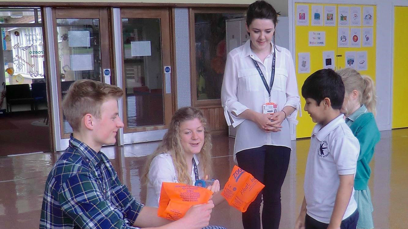 Medicine students raising asthma awareness in school 