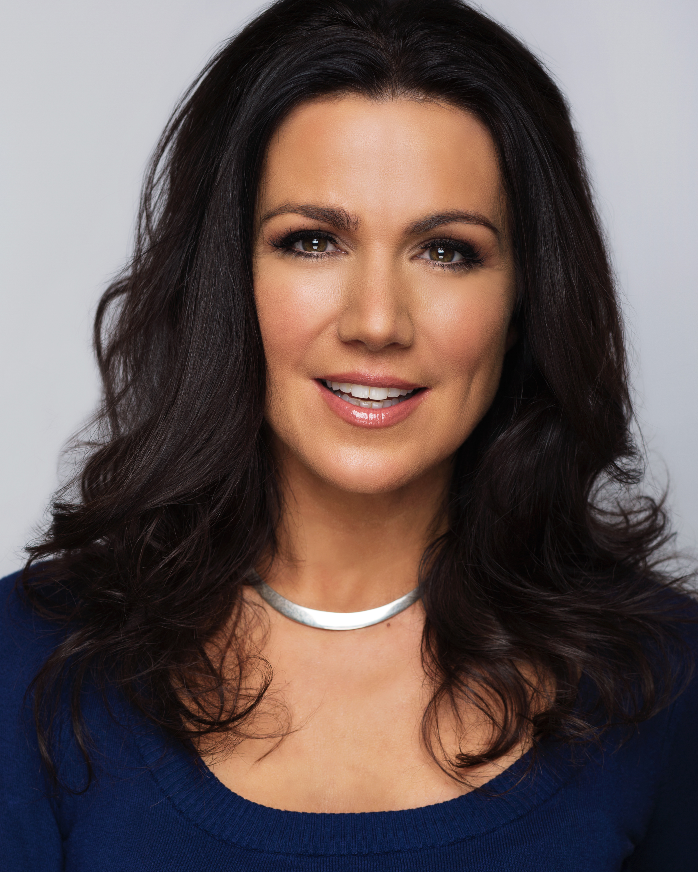 Photo a dark-haired woman smiling